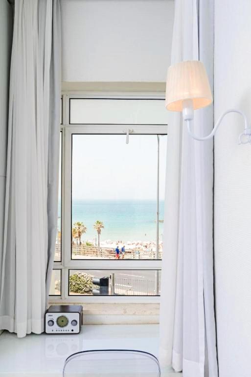 Olive Gordon By The Tel Aviv